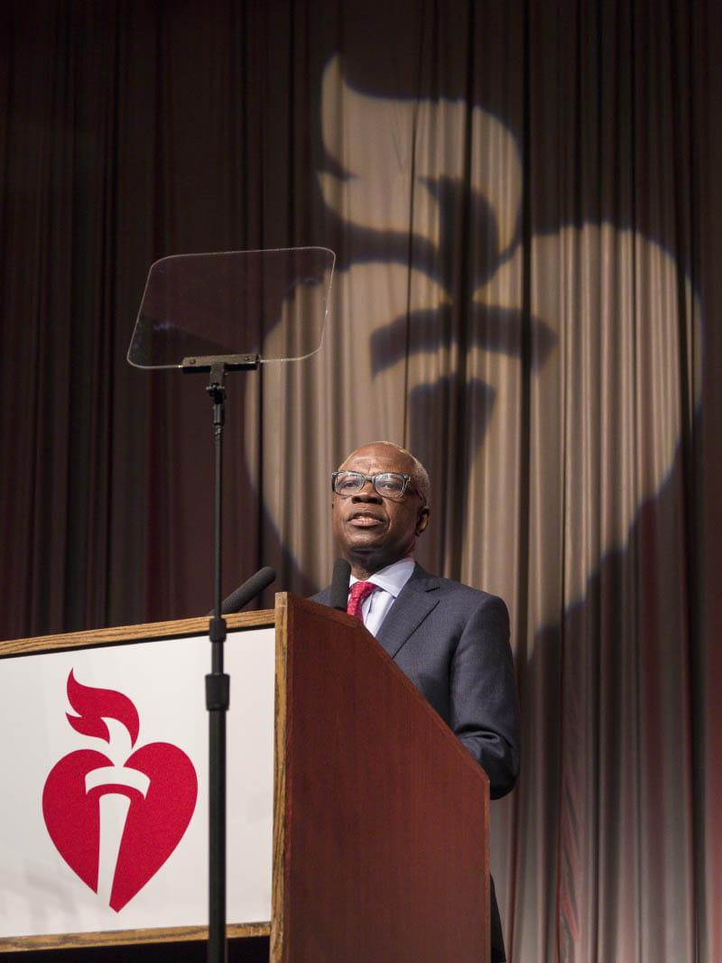 作为美国心脏协会的主席. Ivor Benjamin在檀香山举行的2019年国际中风会议上向与会者发表讲话. 本杰明与美国心脏协会的关系可以追溯到1997年, 当组织为他提供第一笔研究经费时. (美国心脏协会)